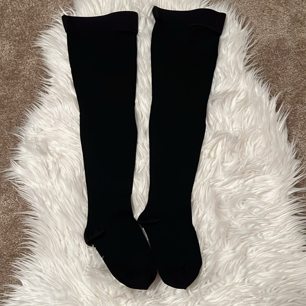 Beister 20-30 mmHg Black Compression Socks for Women/Men Thigh High, Closed Toe